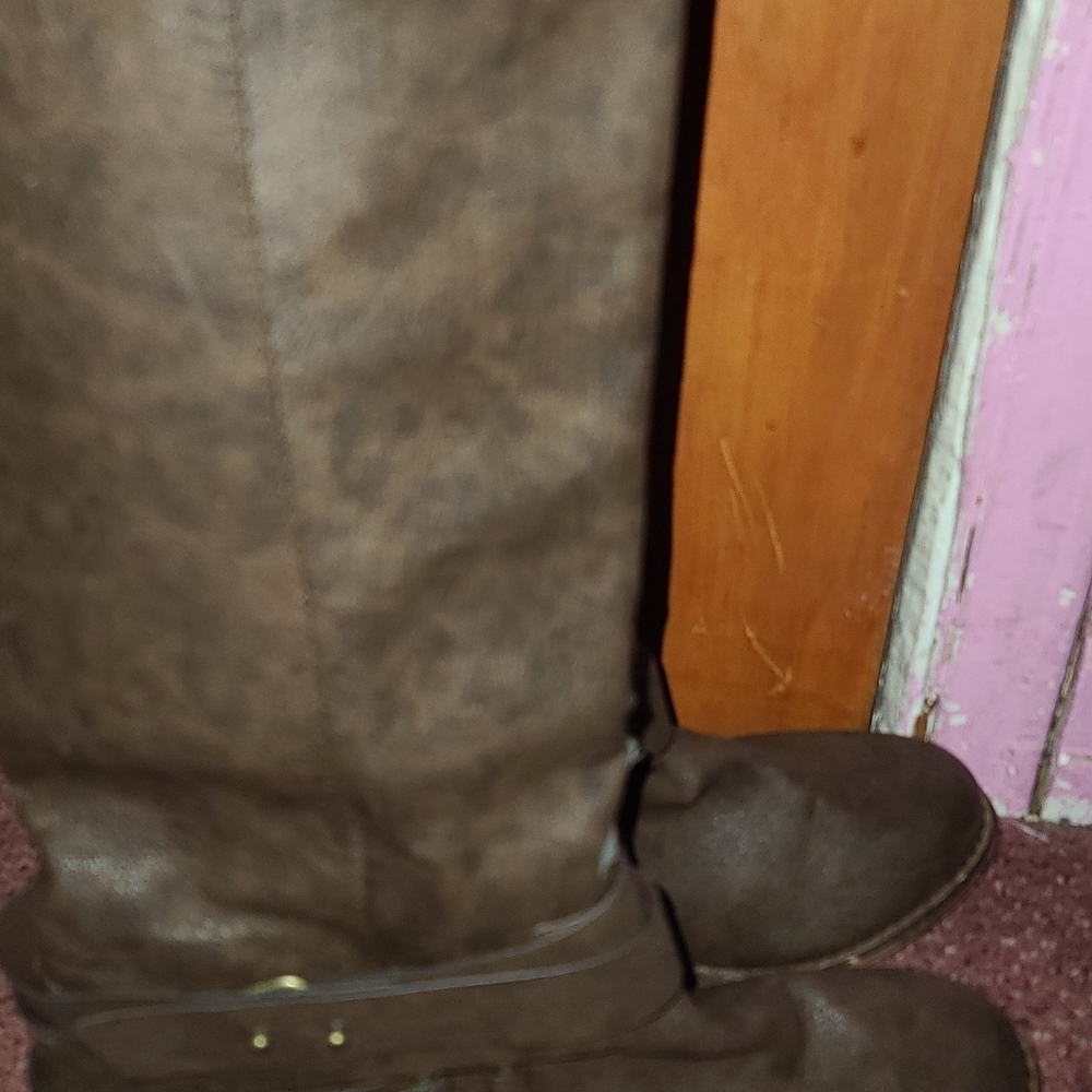 Boots - Picture 2 of 5